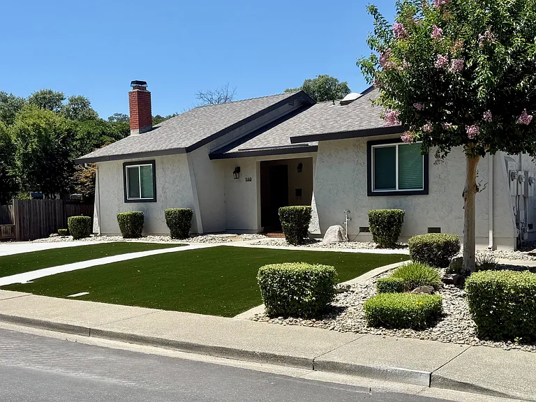 560 Edgewood Dr — Photo 1