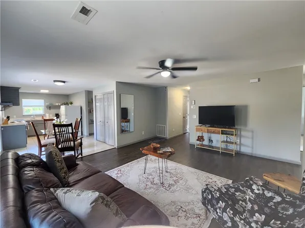 2512 SE 3rd St, Bentonville, AR 72712