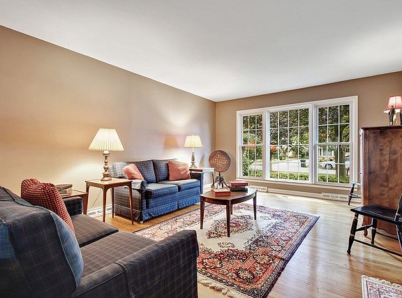 3rd image of 1014 Meadowlark Ln