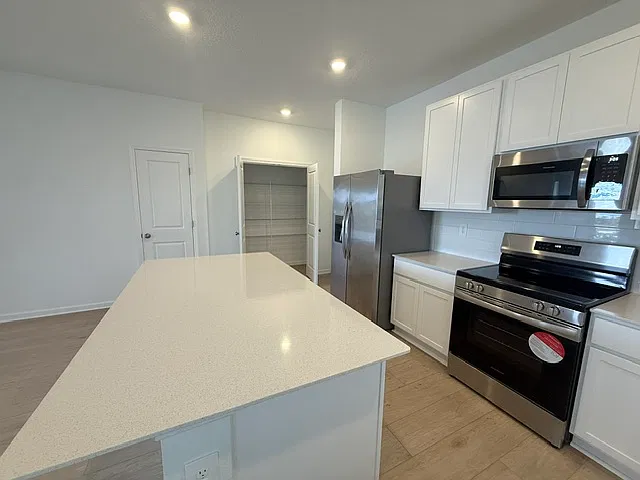 4 bed, 2071 sqft, $2,750 — Photo 2