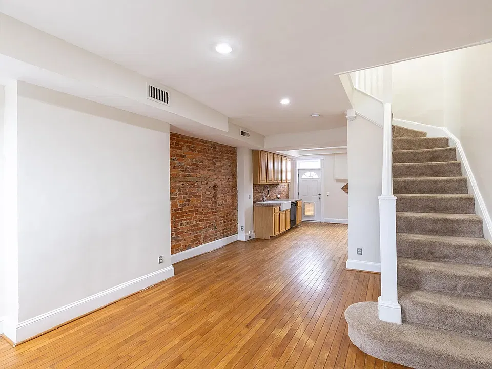 819 W Virginia Ave NE