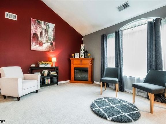 4th image of 10 Deer Ln