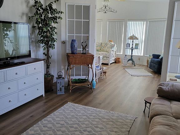 5th image of 309 Woodbine Dr
