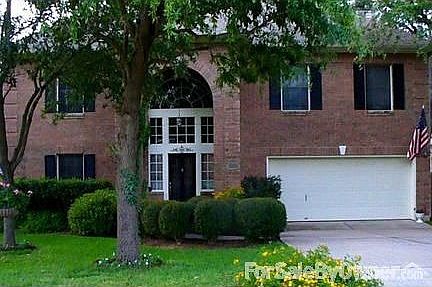 Front view : Wonderful oaks give plenty of shade.