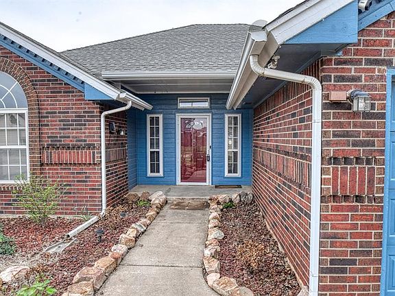 2nd image of 1020 NE 25th St
