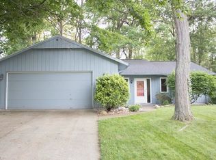 5904 Creekside Ln, North Ridgeville, OH 44039