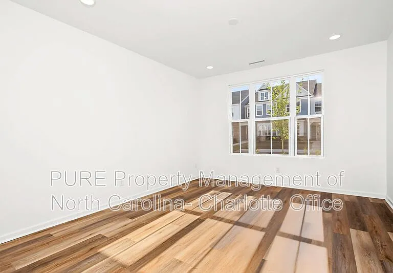 2420 Whitewing Ln — Photo 2