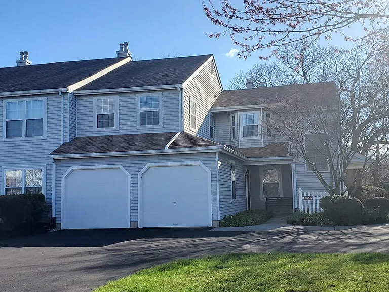 665 Rose Hollow Dr #B — Photo 1