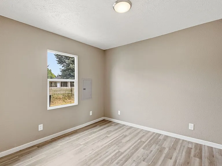 321 E Grace St — Photo 8