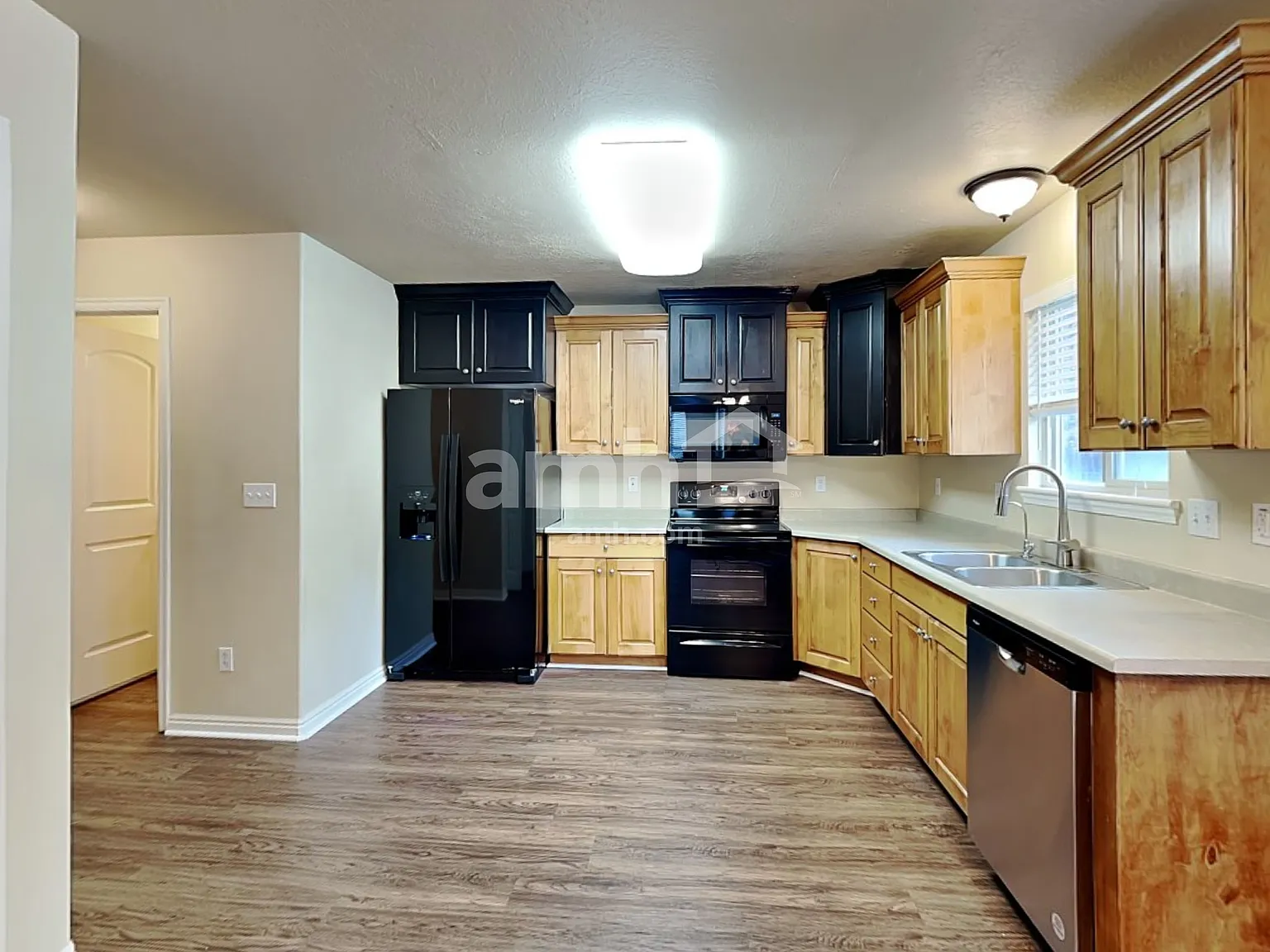 6 bed, 4.0 bath, 2442 sqft, $2,765 — Photo 3
