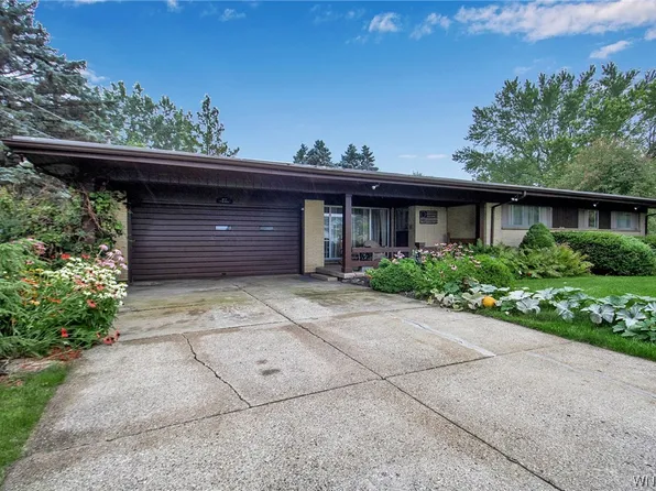 677 Pleasant View Dr, Lancaster, NY 14086