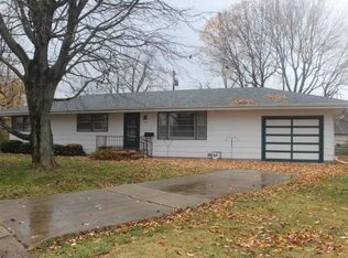 28 Circle Dr, Charleston, IL 61920