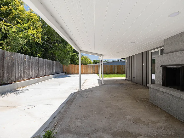 Covered Patio w/Decorative fireplace