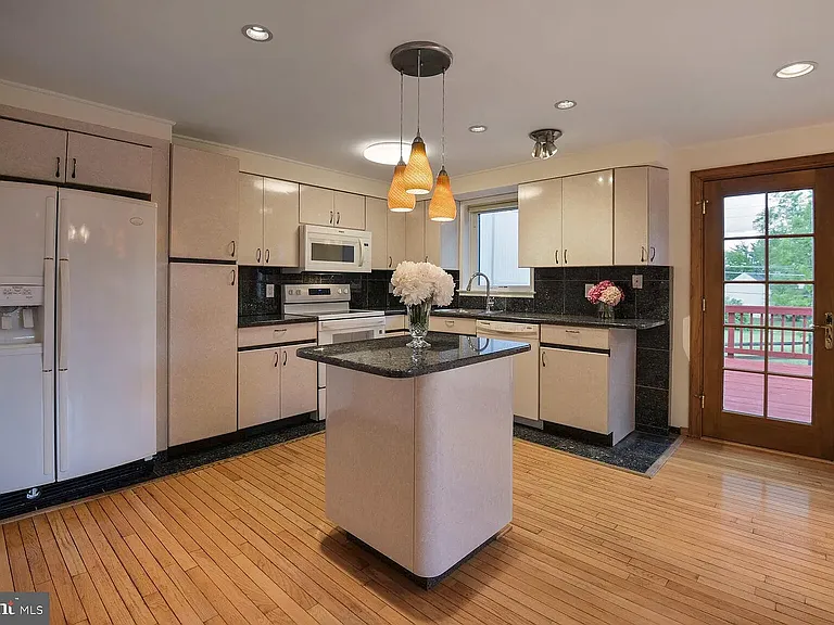 9321 Bentridge Ave — Photo 12