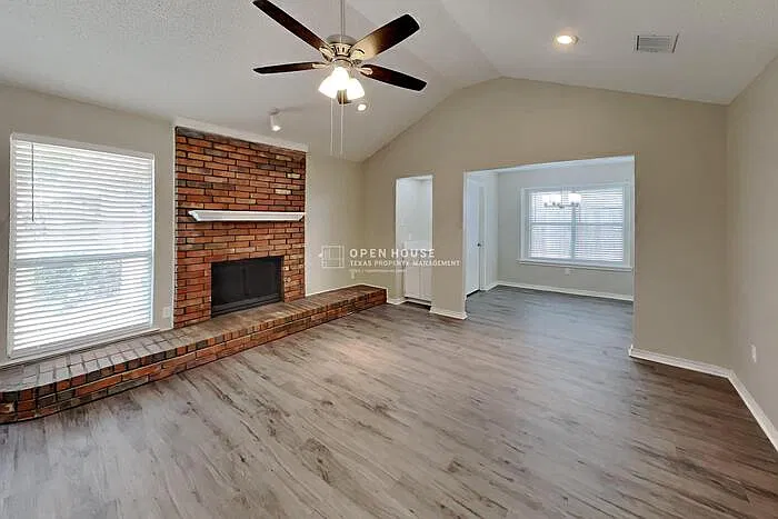 3 bed, 2.0 bath, 1419 sqft, $2,400 — Photo 3