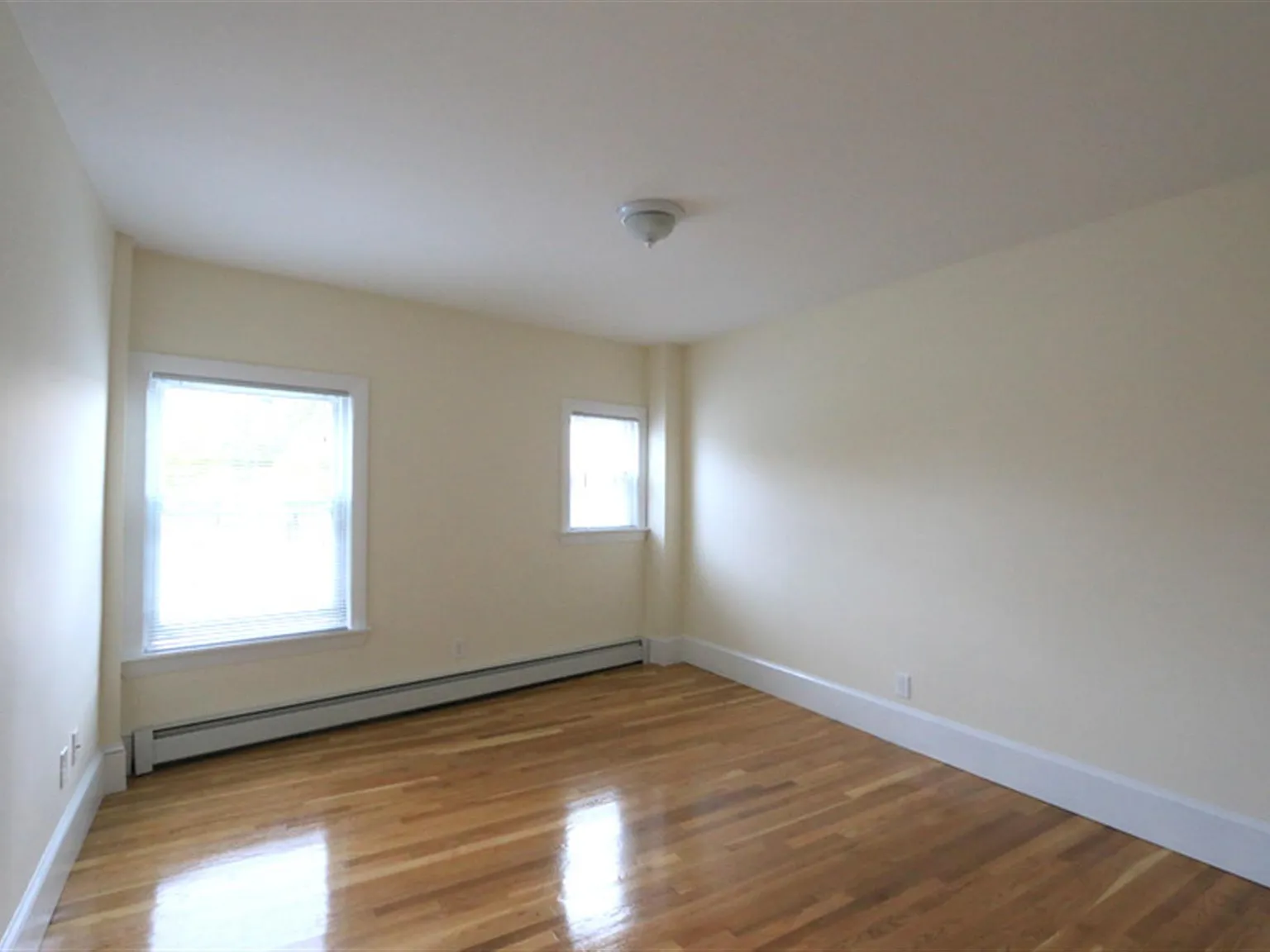3 bed, 1.5 bath, 900 sqft, $3,450 — Photo 2