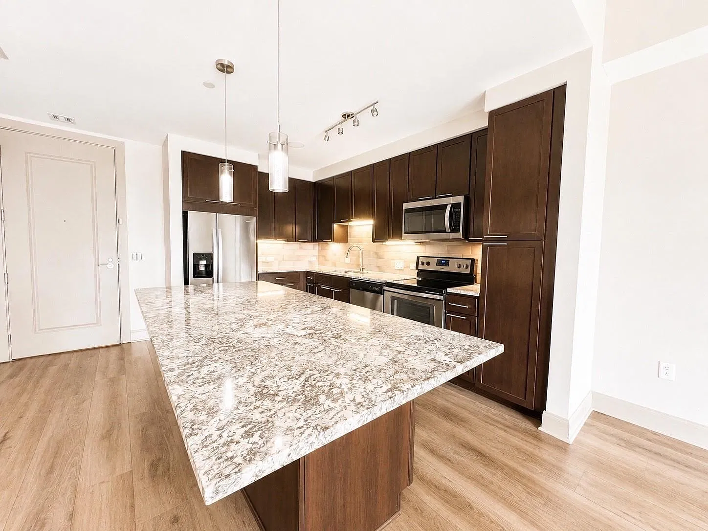1 bed, 1.0 bath, 847 sqft, $2,073 — Photo 2