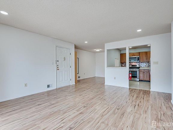 5th image of 349 Lancaster Ct