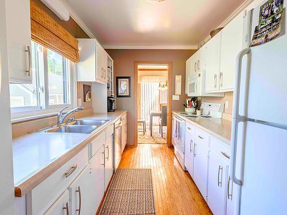 3rd image of 307 9th St SE