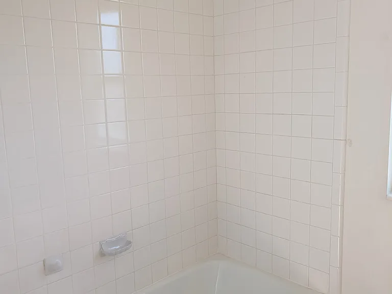 Full bath (2nd floor)