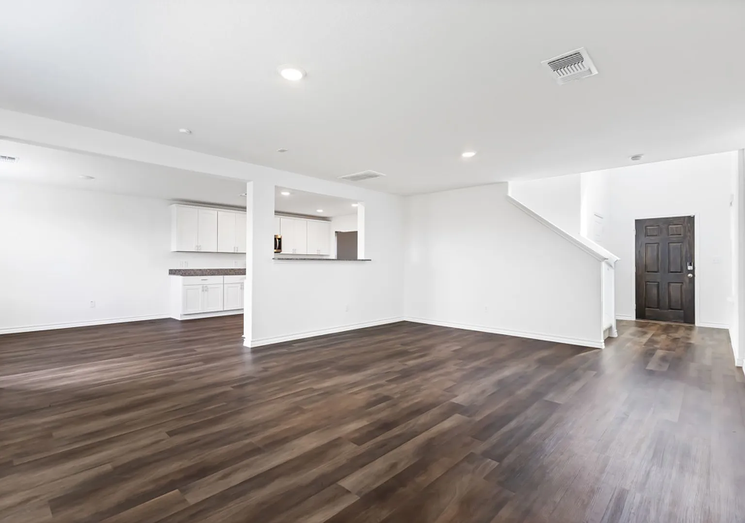 Charming Home Awaits: Spacious & in a Prime Location — Photo 4