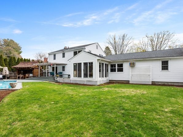 26 Meadowbrook Rd, Bedford, MA 01730