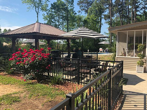 Entertainment area/pool