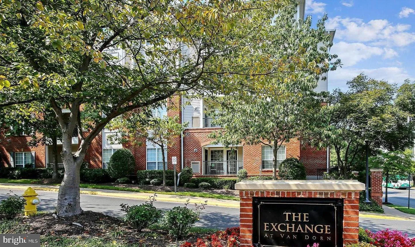 2 bed, 1.0 bath, 937 sqft, $2,395 — Photo 1