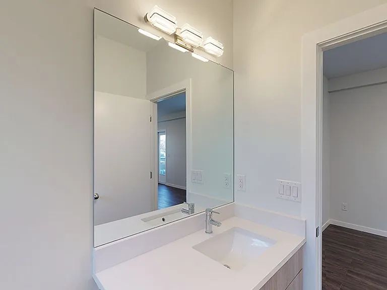 1298 Meade St — Photo 2