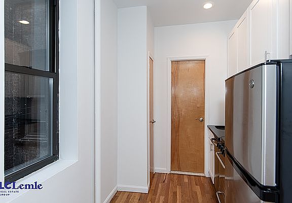 3rd image of 305 E 78th St APT 4RE