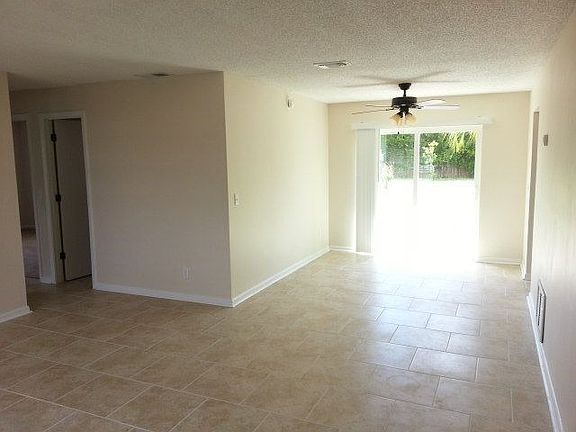 3rd image of 2060 Roseway Ave