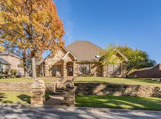 3104 Woodridge Dr, Hurst, TX 76054