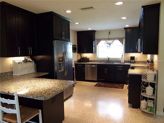5th image of 412 W Shade Dr