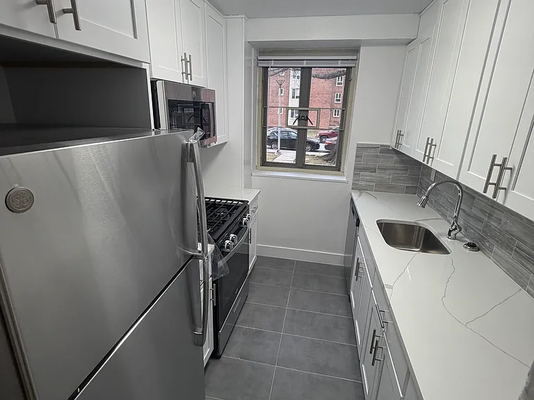 186th Ln — Photo 3
