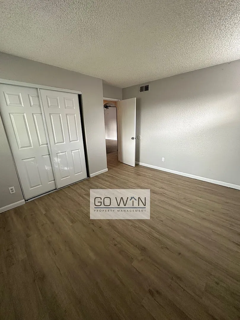 1212 West Mountain View Road — Photo 3