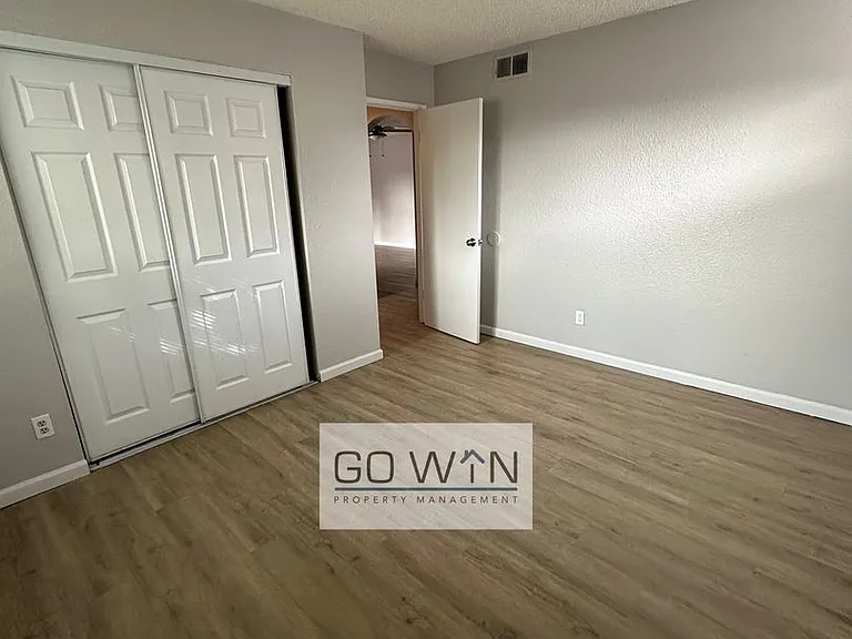 1212 W Mountain View Rd — Photo 3