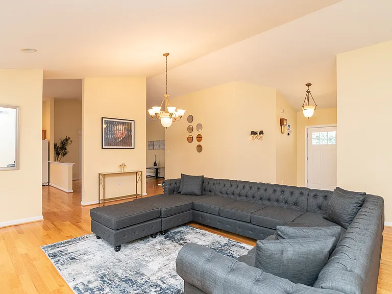 104 Drexel Ct — Photo 2