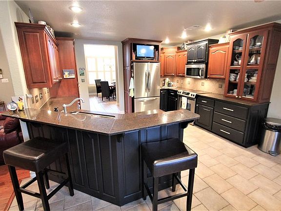 4th image of 819 Powderhorn Cir