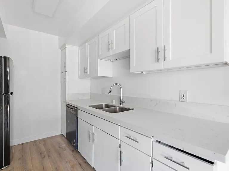 934 Larch St — Photo 5