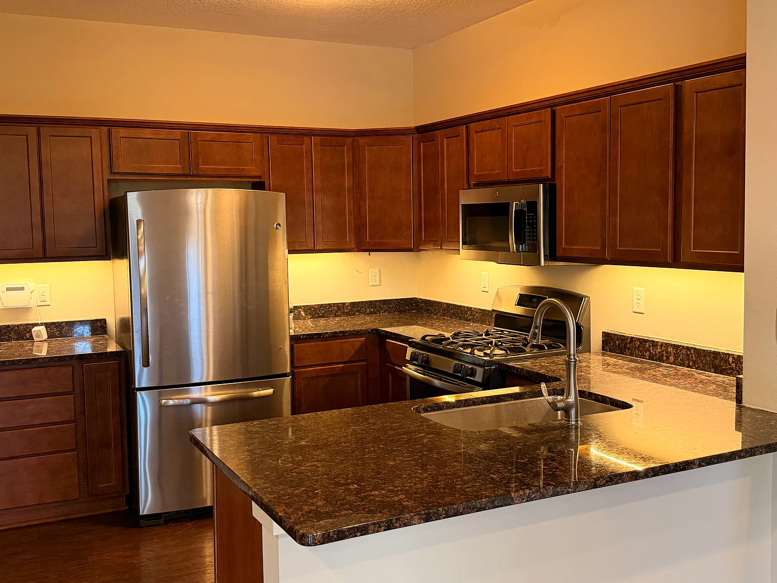 3 bed, 2.5 bath, 1687 sqft, $2,490 — Photo 2