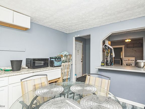 5th image of 442 Ferndale Ave