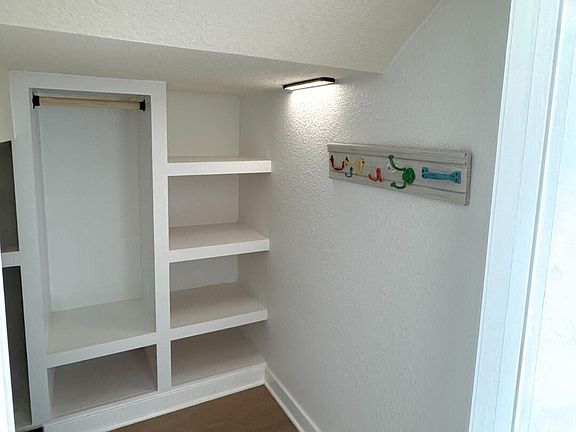 4th image of 164 Ashwood Cir