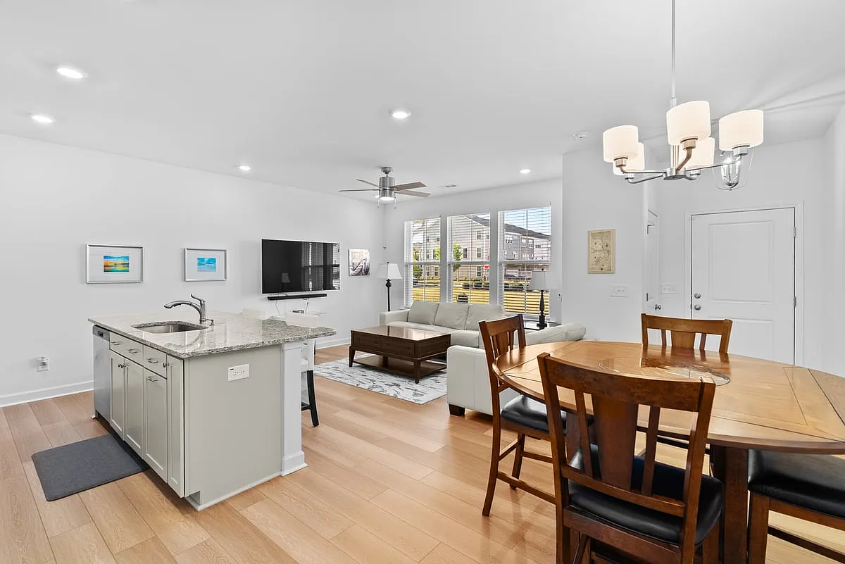 3 bed, 2.5 bath, 1524 sqft, $2,295 — Photo 3