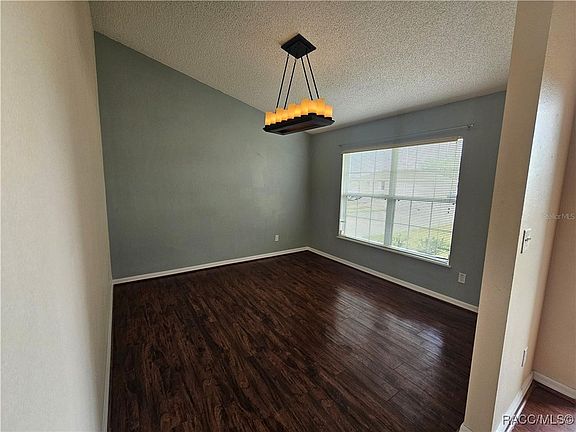 3rd image of 21 Dogwood Pl