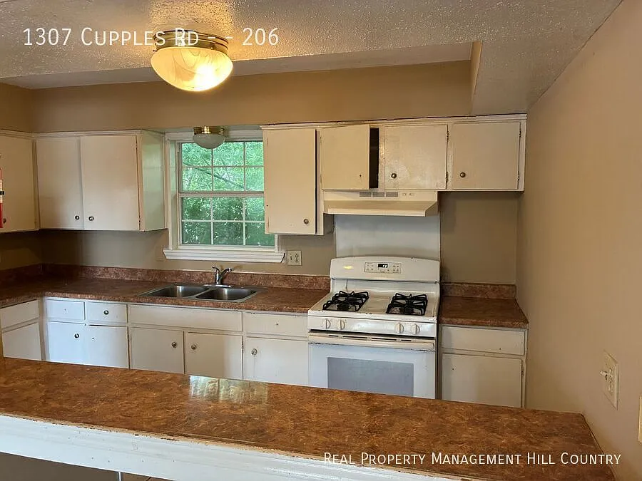 Garden Style 2 Bed / 1 Bath Apartment - All Appliances Included — Photo 3