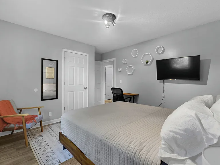 623 Lafayette Rd — Photo 4
