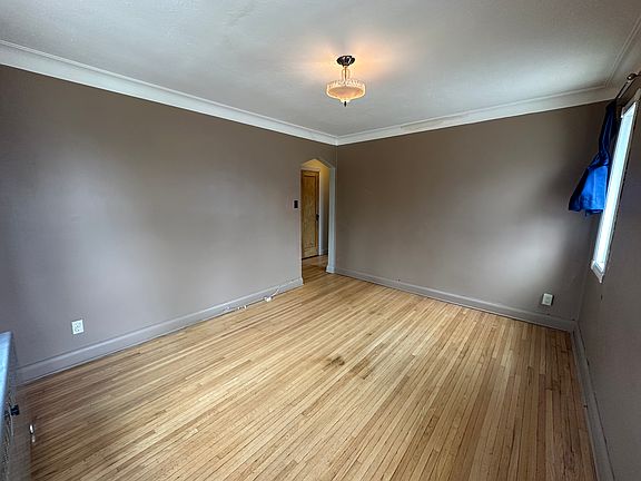 4th image of 887 Dudley Ave #1