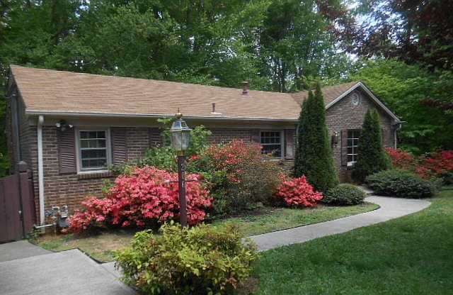 1st image of 206 Oakwood Cir