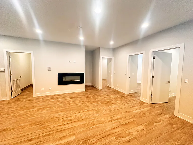 2353 N Seeley Ave #1B — Photo 7