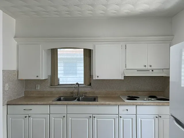2210 N 57th Ave — Photo 4